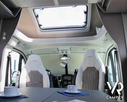 Burstner Lyseo TD 680 Privilège: camper nuovo semintegrale con letto basculante e garage per biciclette. Pacchetto Lyseo TD. Su Fiat Ducato 140 CV.