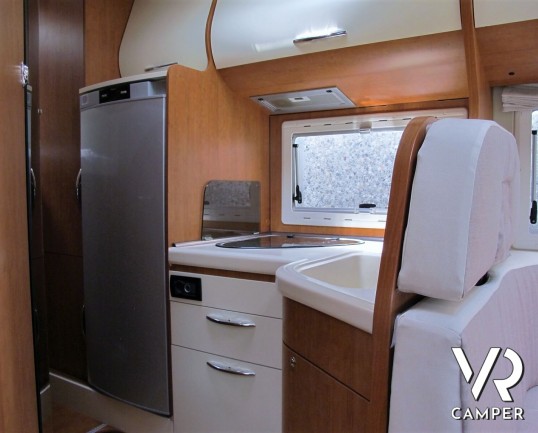 Arca 720 GLM - camper usato mansardato con letto matrimoniale posteriore, letto matrimoniale in mansarda e dinette a L convertibile in letto. Con garage.