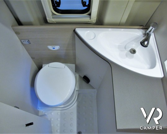 Burstner Campeo C 600: camper furgonato nuovo colore bianco, con letto sul tetto, accessoriato con pacchetto Campeo + Active. Su Fiat Ducato 140 CV.