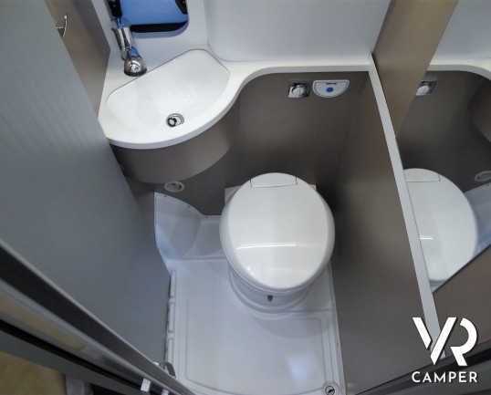 Burstner Eliseo C 540: camper furgonato nuovo con letto sul tetto, colore blu, accessoriato con pacchetto Eliseo + Eliseo Select. Su Fiat Ducato 140 CV.