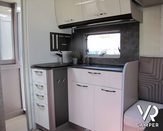 Burstner Lyseo TD 680 Privilège: camper nuovo semintegrale con letto basculante e garage per biciclette. Pacchetto Lyseo TD. Su Fiat Ducato 140 CV.