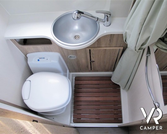 Font Vendôme Horizon 307: furgone camperizzato marchio Font Vendôme con letto matrimoniale posteriore, sospensioni ad aria, veranda, 2° batteria servizi, retrocamera.