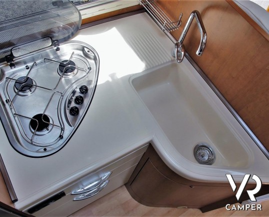 Arca 720 GLM - camper usato mansardato con letto matrimoniale posteriore, letto matrimoniale in mansarda e dinette a L convertibile in letto. Con garage.