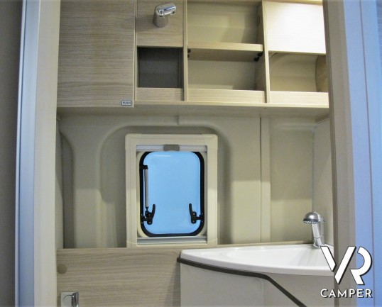 Burstner Campeo C 600: camper furgonato nuovo colore bianco, con letto sul tetto, accessoriato con pacchetto Campeo + Active. Su Fiat Ducato 140 CV.