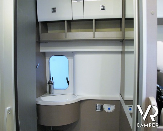 Burstner Eliseo C 540: camper furgonato nuovo con letto sul tetto, colore blu, accessoriato con pacchetto Eliseo + Eliseo Select. Su Fiat Ducato 140 CV.