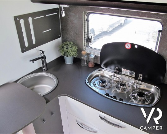 Burstner Lyseo TD 680 Privilège: camper nuovo semintegrale con letto basculante e garage per biciclette. Pacchetto Lyseo TD. Su Fiat Ducato 140 CV.