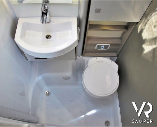 Burstner Travel Van 620: camper nuovo semintegrale con letti gemelli, accessoriato con Pacchetto Premium. Su Fiat Ducato 140 CV. In visione da Italia VR.