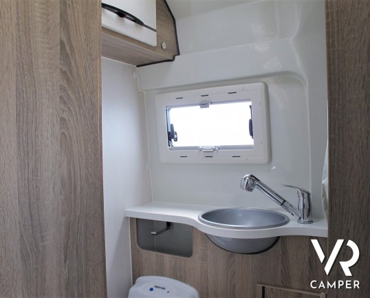 Font Vendôme Horizon 307: furgone camperizzato marchio Font Vendôme con letto matrimoniale posteriore, sospensioni ad aria, veranda, 2° batteria servizi, retrocamera.