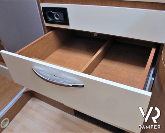 Arca 720 GLM - camper usato mansardato con letto matrimoniale posteriore, letto matrimoniale in mansarda e dinette a L convertibile in letto. Con garage.