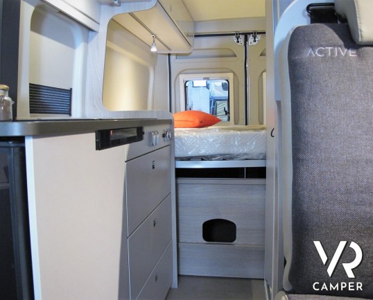 Burstner Campeo C 600: camper furgonato nuovo colore bianco, con letto sul tetto, accessoriato con pacchetto Campeo + Active. Su Fiat Ducato 140 CV.