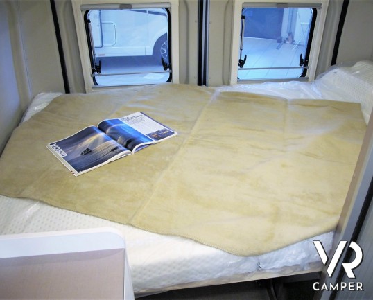 Burstner Eliseo C 540: camper furgonato nuovo con letto sul tetto, colore blu, accessoriato con pacchetto Eliseo + Eliseo Select. Su Fiat Ducato 140 CV.