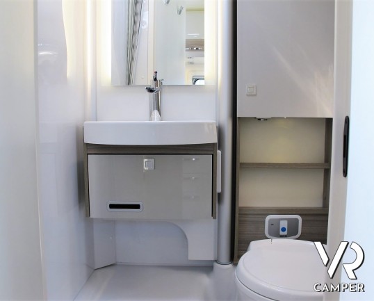 Burstner Travel Van 620: camper nuovo semintegrale con letti gemelli, accessoriato con Pacchetto Premium. Su Fiat Ducato 140 CV. In visione da Italia VR.