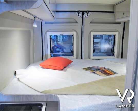 Burstner Campeo C 600: camper furgonato nuovo colore bianco, con letto sul tetto, accessoriato con pacchetto Campeo + Active. Su Fiat Ducato 140 CV.