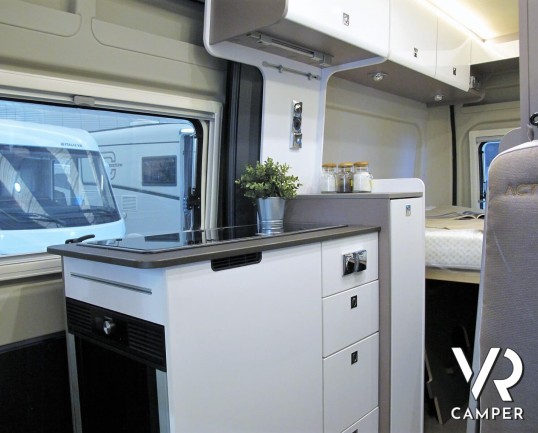 Burstner Eliseo C 540: camper furgonato nuovo con letto sul tetto, colore blu, accessoriato con pacchetto Eliseo + Eliseo Select. Su Fiat Ducato 140 CV.