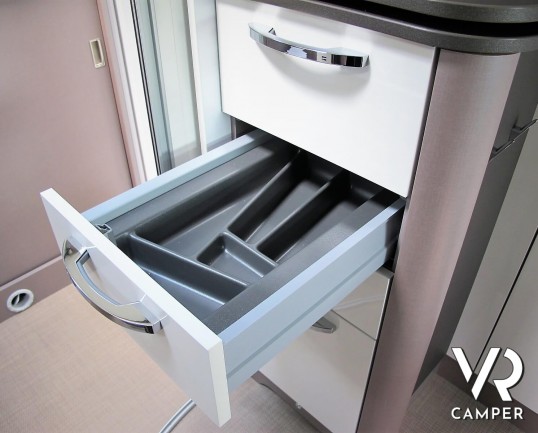 Burstner Lyseo TD 680 Privilège: camper nuovo semintegrale con letto basculante e garage per biciclette. Pacchetto Lyseo TD. Su Fiat Ducato 140 CV.