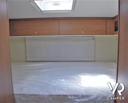 Arca 720 GLM - camper usato mansardato con letto matrimoniale posteriore, letto matrimoniale in mansarda e dinette a L convertibile in letto. Con garage.