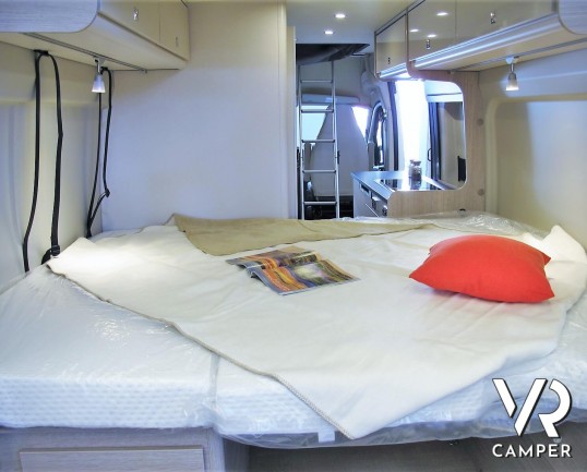 Burstner Campeo C 600: camper furgonato nuovo colore bianco, con letto sul tetto, accessoriato con pacchetto Campeo + Active. Su Fiat Ducato 140 CV.