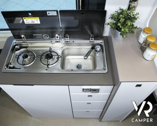 Burstner Eliseo C 540: camper furgonato nuovo con letto sul tetto, colore blu, accessoriato con pacchetto Eliseo + Eliseo Select. Su Fiat Ducato 140 CV.