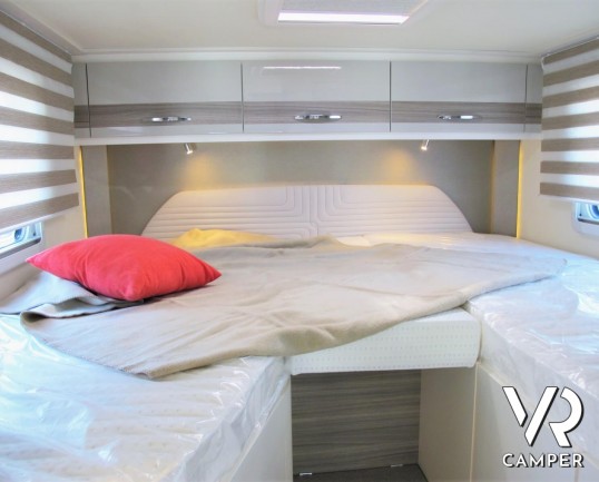 Burstner Travel Van 620: camper nuovo semintegrale con letti gemelli, accessoriato con Pacchetto Premium. Su Fiat Ducato 140 CV. In visione da Italia VR.