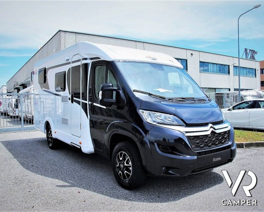 Carado V337: camper nuovo edizione speciale "Europa Edition 15", con 2 posti letto, letti gemelli posteriori e garage. Su motore Citroen 140 CV. In vendita da Italia VR a Torino - Druento.