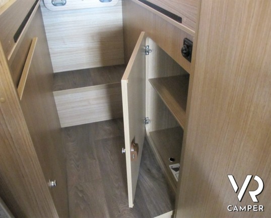 Carado V337: camper nuovo edizione speciale "Europa Edition 15", con 2 posti letto, letti gemelli posteriori e garage. Su motore Citroen 140 CV.