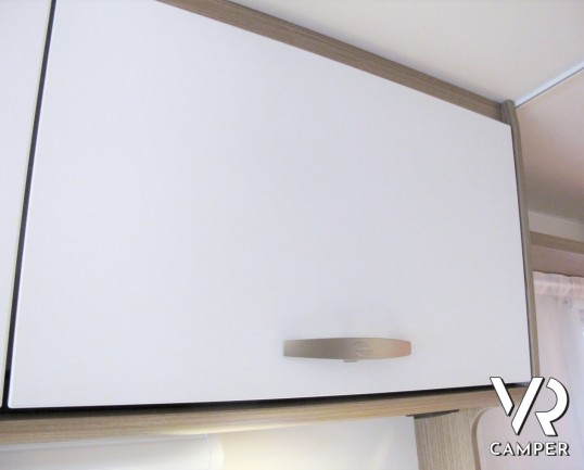 Carado V337: camper nuovo edizione speciale "Europa Edition 15", con 2 posti letto, letti gemelli posteriori e garage. Su motore Citroen 140 CV.