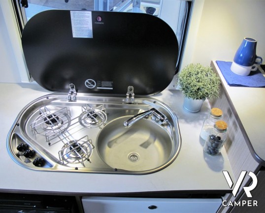 Carado V337: camper nuovo edizione speciale "Europa Edition 15", con 2 posti letto, letti gemelli posteriori e garage. Su motore Citroen 140 CV.