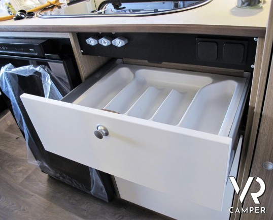 Carado V337: camper nuovo edizione speciale "Europa Edition 15", con 2 posti letto, letti gemelli posteriori e garage. Su motore Citroen 140 CV.