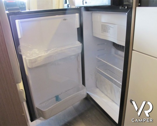 Carado V337: camper nuovo edizione speciale "Europa Edition 15", con 2 posti letto, letti gemelli posteriori e garage. Su motore Citroen 140 CV.