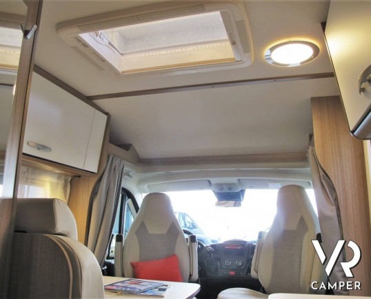 Carado V337: camper nuovo edizione speciale "Europa Edition 15", con 2 posti letto, letti gemelli posteriori e garage. Su motore Citroen 140 CV.