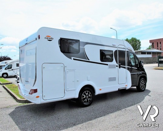 Carado V337: camper nuovo edizione speciale "Europa Edition 15", con 2 posti letto, letti gemelli posteriori e garage. Su motore Citroen 140 CV. In vendita da Italia VR a Torino - Druento.