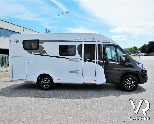 Carado V337: camper nuovo edizione speciale "Europa Edition 15", con 2 posti letto, letti gemelli posteriori e garage. Su motore Citroen 140 CV. In vendita da Italia VR a Torino - Druento.