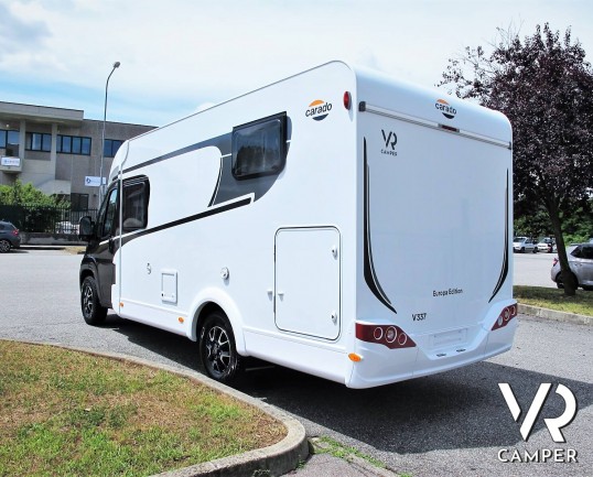 Carado V337: camper nuovo edizione speciale "Europa Edition 15", con 2 posti letto, letti gemelli posteriori e garage. Su motore Citroen 140 CV. In vendita da Italia VR a Torino - Druento.