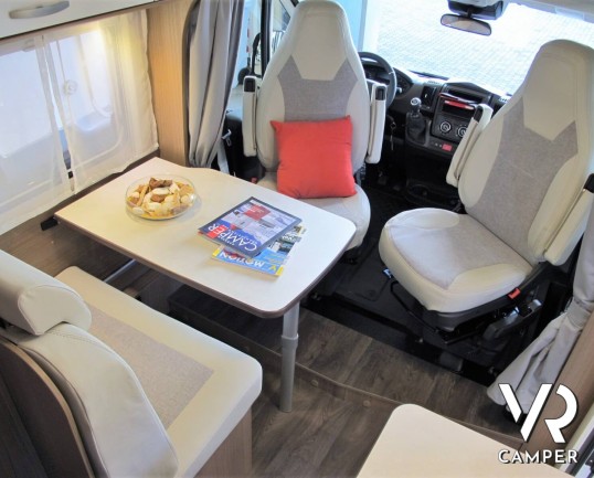 Carado V337: camper nuovo edizione speciale "Europa Edition 15", con 2 posti letto, letti gemelli posteriori e garage. Su motore Citroen 140 CV.