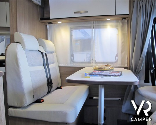 Carado V337: camper nuovo edizione speciale "Europa Edition 15", con 2 posti letto, letti gemelli posteriori e garage. Su motore Citroen 140 CV.