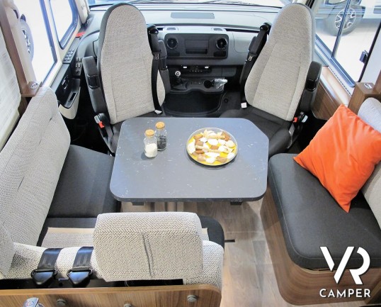 Hymer BMC-I 550: camper nuovo motorhome 5 posti omologati, su meccanica Mercedes-Benz 170 CV, con 5 posti omologati. Dotato di Pacchetto Comfort, Pacchetto Chassis.