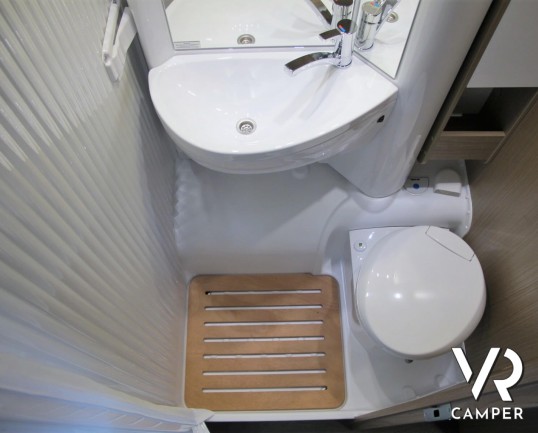 Carado V337: camper nuovo edizione speciale "Europa Edition 15", con 2 posti letto, letti gemelli posteriori e garage. Su motore Citroen 140 CV.