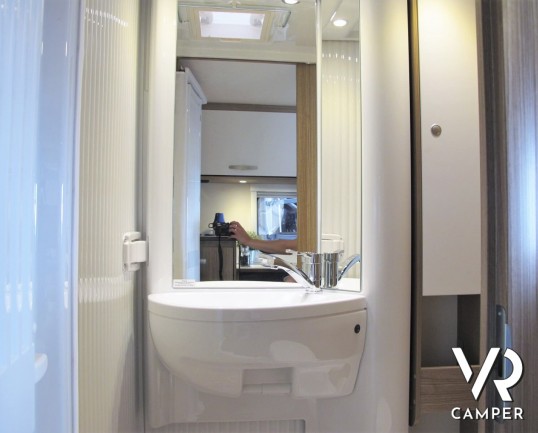 Carado V337: camper nuovo edizione speciale "Europa Edition 15", con 2 posti letto, letti gemelli posteriori e garage. Su motore Citroen 140 CV.