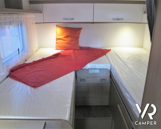 Carado V337: camper nuovo edizione speciale "Europa Edition 15", con 2 posti letto, letti gemelli posteriori e garage. Su motore Citroen 140 CV.