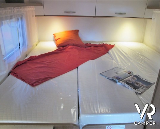 Carado V337: camper nuovo edizione speciale "Europa Edition 15", con 2 posti letto, letti gemelli posteriori e garage. Su motore Citroen 140 CV.