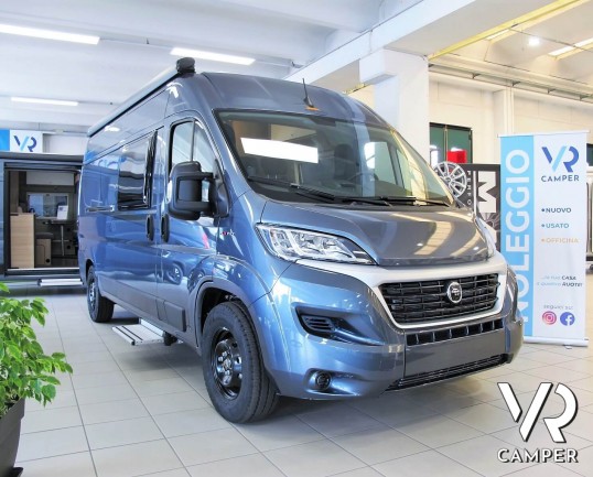 Carado V 600: camper furgonato nuovo con letto matrimoniale trasversale posteriore, 3 posti letto, veranda, colore Grigio Grafite. Su Fiat Ducato 140 CV. In vendita da VR Camper a Torino - Druento