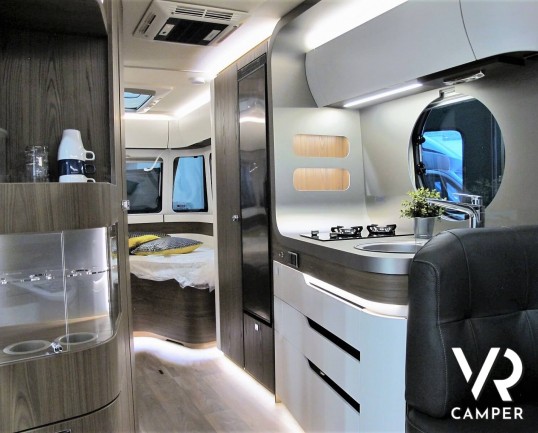 Eriba Touring 820: caravan 4 posti, lunga 8,5 metri, con dinette face-to-face e letto matrimoniale. Visuale panoramica a 180°. Nuova costruzione aerodinamica. In vendita da VR Camper.