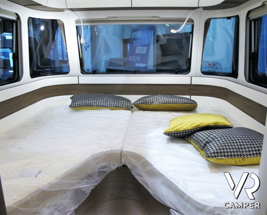 Eriba Touring 820: caravan 4 posti, lunga 8,5 metri, con dinette face-to-face e letto matrimoniale. Visuale panoramica a 180°. Nuova costruzione aerodinamica. In vendita da VR Camper.