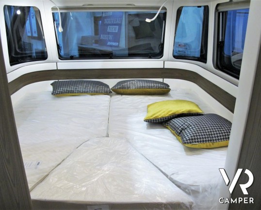 Eriba Touring 820: caravan 4 posti, lunga 8,5 metri, con dinette face-to-face e letto matrimoniale. Visuale panoramica a 180°. Nuova costruzione aerodinamica. In vendita da VR Camper.
