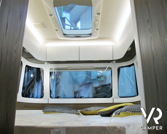 Eriba Touring 820: caravan 4 posti, lunga 8,5 metri, con dinette face-to-face e letto matrimoniale. Visuale panoramica a 180°. Nuova costruzione aerodinamica. In vendita da VR Camper.
