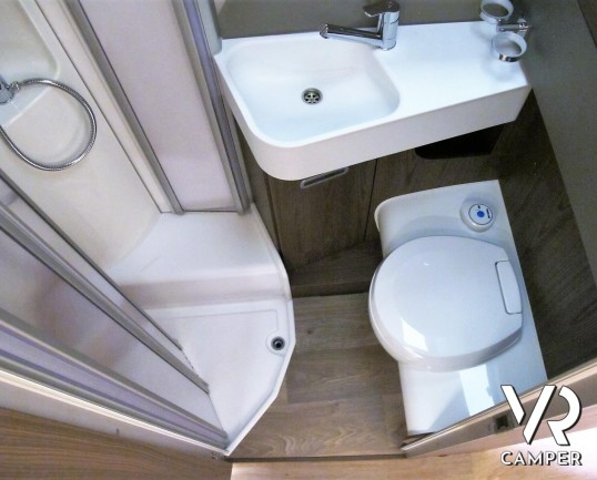 Eriba Touring 820: caravan 4 posti, lunga 8,5 metri, con dinette face-to-face e letto matrimoniale. Visuale panoramica a 180°. Nuova costruzione aerodinamica. In vendita da VR Camper.