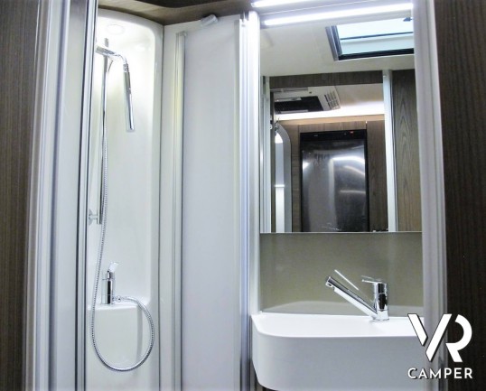 Eriba Touring 820: caravan 4 posti, lunga 8,5 metri, con dinette face-to-face e letto matrimoniale. Visuale panoramica a 180°. Nuova costruzione aerodinamica. In vendita da VR Camper.