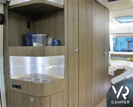 Eriba Touring 820: caravan 4 posti, lunga 8,5 metri, con dinette face-to-face e letto matrimoniale. Visuale panoramica a 180°. Nuova costruzione aerodinamica. In vendita da VR Camper.