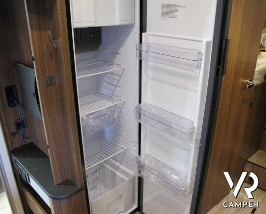 Hymer BMC-I 680: camper nuovo motorhome su Mercedes Benz 170 CV, con letti gemelli e garage, patente C. In vendita da VR CAMPER a Torino - Druento.