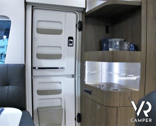 Eriba Touring 820: caravan 4 posti, lunga 8,5 metri, con dinette face-to-face e letto matrimoniale. Visuale panoramica a 180°. Nuova costruzione aerodinamica. In vendita da VR Camper.